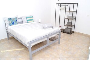 1 chambre, fer et planche à repasser, draps fournis