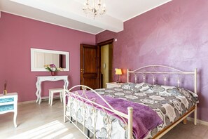 3 bedrooms, iron/ironing board, travel cot, WiFi - GuestHost -Large Garden Apartment Giardini Naxos (Naxos)