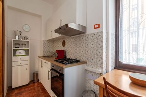 Micro-ondes, four, plaque de cuisson, cafetiĂšre/bouilloire