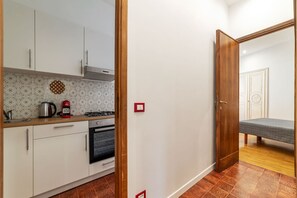 Microwave, oven, stovetop, coffee/tea maker