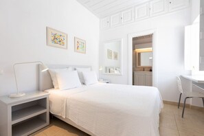 1 bedroom, desk, WiFi