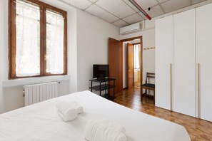 2 habitaciones, tabla de planchar con plancha, internet y ropa de cama