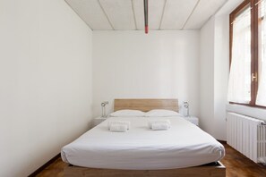 2 slaapkamers, een strijkplank/strijkijzer, internet, beddengoed