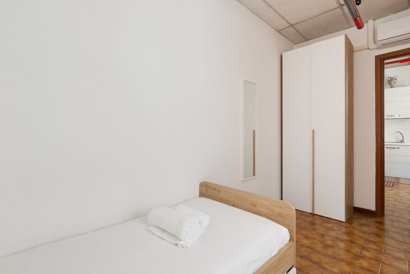 2 bedrooms, iron/ironing board, internet, bed sheets