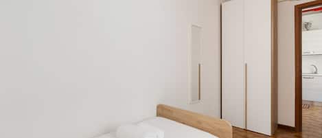 2 عدّة غرف نوم ومكواة/لوح كي وخدمة الإنترنت وملاءات أسرّة