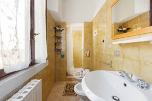 Douche, sèche-cheveux, bidet, serviettes fournies