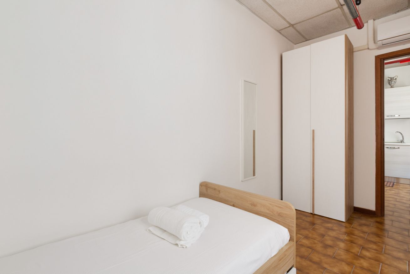 2 bedrooms, iron/ironing board, internet, bed sheets