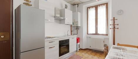 Mikrowelle, Ofen, Herdplatte, Wasserkocher mit Kaffee-/Teezubehör