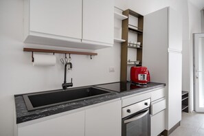 Fridge, oven, stovetop, coffee/tea maker