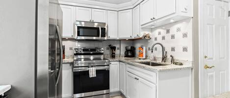 Refrigerador, microondas, horno, placa de cocina