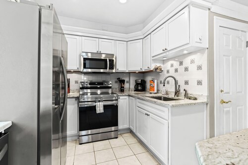 Royal Blue Haven ~ Walk Downtown Royal Oak, Game Room, Jetted Tub, Clean + Cozy