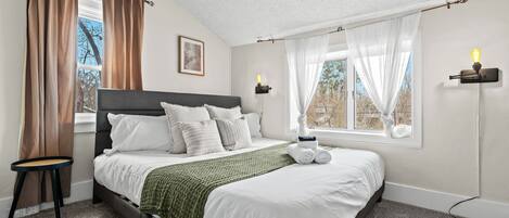 3 habitaciones, escritorio y tabla de planchar con plancha