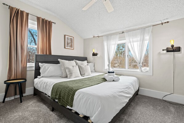 3 室のベッドルーム、デスク、アイロン / アイロン台、旅行用ベビーベッド