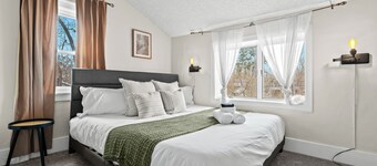 Royal Blue Haven ~ Walk Downtown Royal Oak, Game Room, Jetted Tub, Clean + Cozy