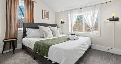 Royal Blue Haven ~ Walk Downtown Royal Oak, Game Room, Jetted Tub, Clean + Cozy