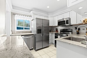 冷蔵庫、電子レンジ、オーブン、コンロ