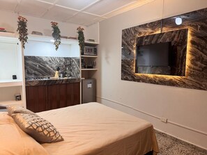 1 slaapkamer, een strijkplank/strijkijzer, wifi, beddengoed