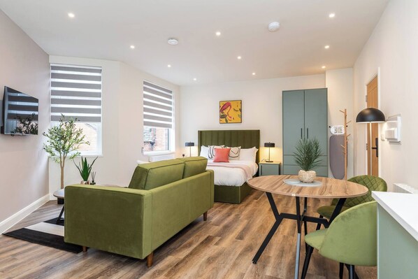 Studio, Multiple Bedrooms - Stylish Central Studio Steps to DMU & LRI (Leicester)