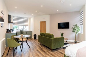 Studio | Living room - Stylish Central Studio Steps to DMU & LRI (Leicester)