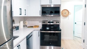 Fridge, microwave, oven, stovetop - Spacious Family Friendly Suite with free PS5 Gaming, Netflix, PRIME and more (Calgary)