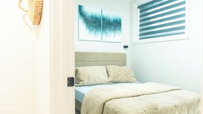 2 bedrooms, desk, iron/ironing board, travel cot - Spacious Family Friendly Suite with free PS5 Gaming, Netflix, PRIME and more (Calgary)