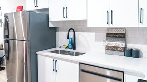 ثلاجة، ميكروويف، فرن، موقد طهي مسطح