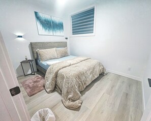 2 soverom, skrivebord, strykejern/-brett og reiseseng for barn