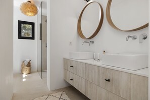 Een douche, een haardroger, handdoeken, zeep