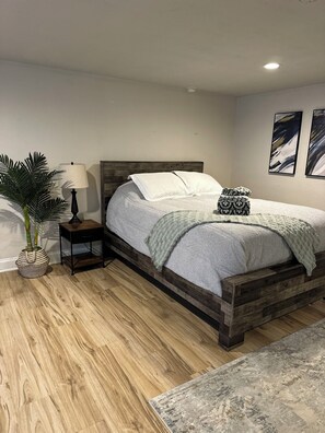 1 bedroom, iron/ironing board, WiFi, bed sheets - Cozy studio in peaceful Johnson City- Central to all (Johnson City)