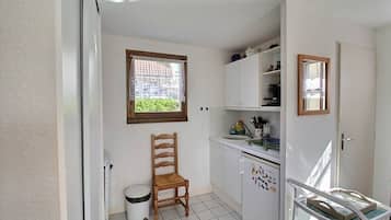 Réfrigérateur, batterie de cuisine, vaisselle et ustensiles