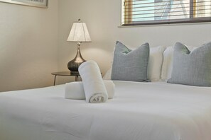 2 slaapkamers, een bureau, een strijkplank/strijkijzer, gratis wifi