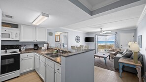 Geladeira, micro-ondas, fogão, cooktop