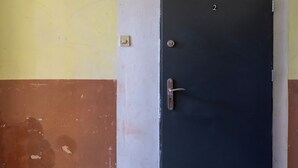 A door with a number 2 sign, a keyhole, and a handle. - Loft Hideaway Studio (Łódź)