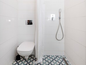 Shower, hair dryer, towels - Loft Hideaway Studio (Łódź)