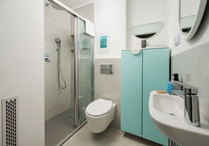 Douche, articles de toilette gratuits, sèche-cheveux