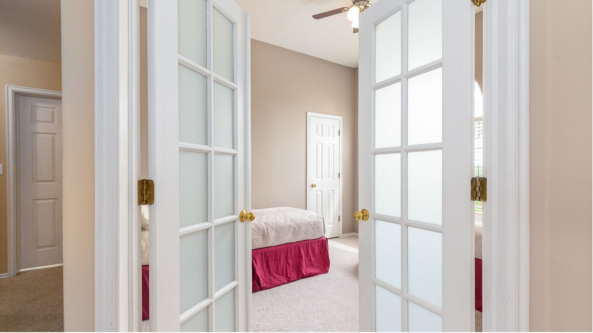 4 habitaciones, tabla de planchar con plancha y cuna de viaje 