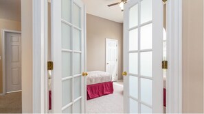 4 chambres, fer et planche à repasser, lit parapluie, Wi-Fi gratuit