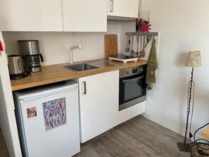 Fridge, oven, cookware/dishes/utensils