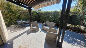 An outdoor patio area with wicker furniture, a grill, and a pergola. - CAP D'AGDE - Plage de la Roquille / Réf 251 (CAP D'AGDE)