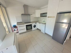 Kühlschrank, Mikrowelle, Ofen, Kochgeschirr/Geschirr/Besteck