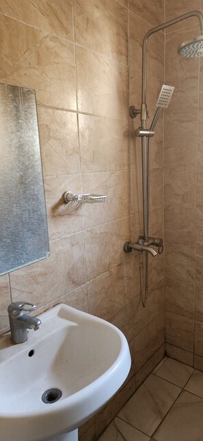 Serviettes fournies, savon, papier toilette