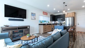 Smart TV, fireplace - Modern 2-BR Townhome w/ Garage, AC & Workspace (Driggs)