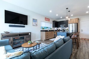 Una Smart TV, una chimenea