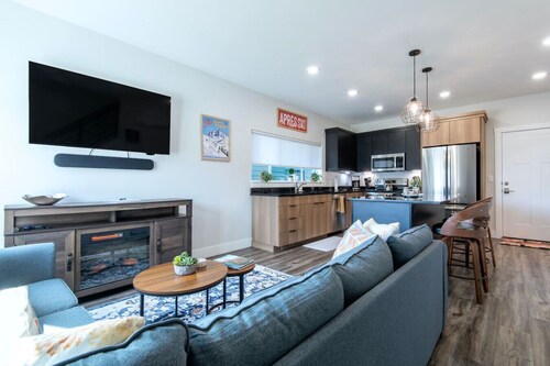 Modern 2-BR Townhome w/ Garage, AC & Workspace