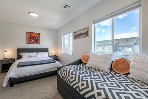 2 habitaciones, escritorio, tabla de planchar con plancha y wifi gratis 