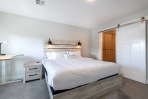 2 habitaciones, escritorio, tabla de planchar con plancha y wifi gratis 