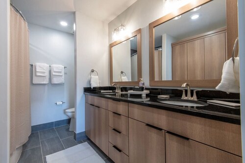 Modern 2-BR Townhome w/ Garage, AC & Workspace