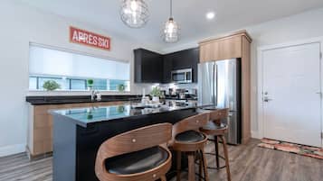 Geladeira, micro-ondas, fogão, cooktop