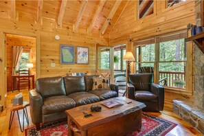 Smart TV, fireplace, books - Tree Haven | Cherry Log Mountain (Blue Ridge)