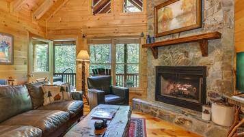 Smart-tv, een open haard en boeken